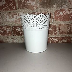 IKEA SKURAR WHITE FLORAL POT